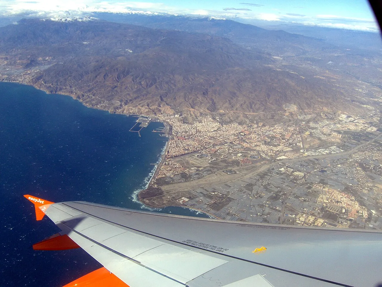 Luchtfoto van de stad Almería met de Sierra de Gádor op de achtergrond