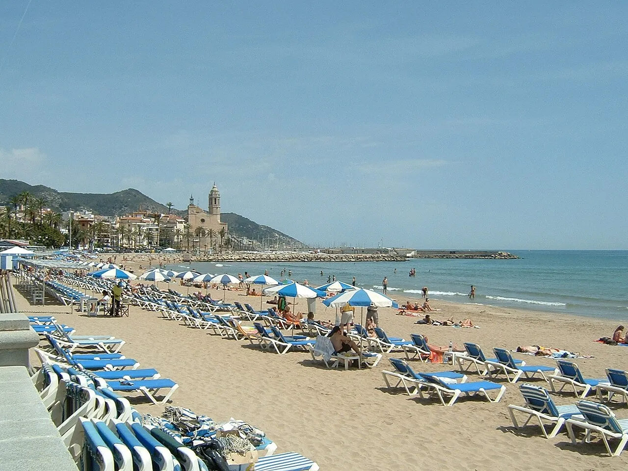 Het strand van Sitges, Spanje, waar het lichaam in zee werd gevonden.