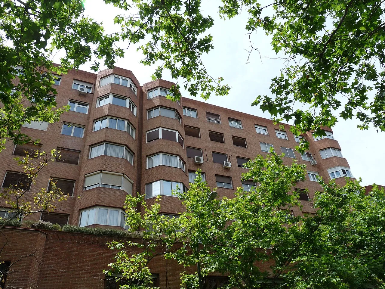 Een woonblok met appartementen in Madrid, Spanje.