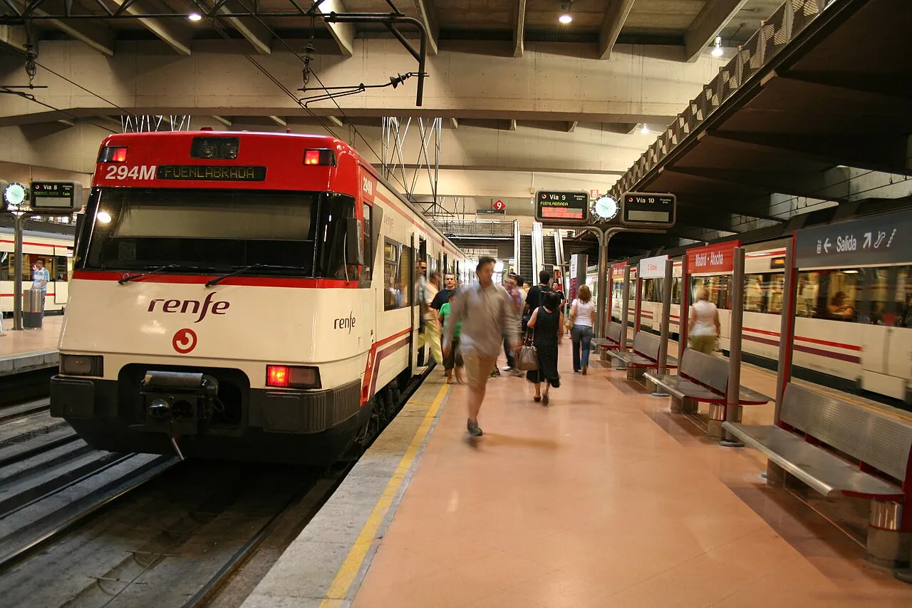 Een Cercanías-trein van Renfe op station Atocha in Madrid.