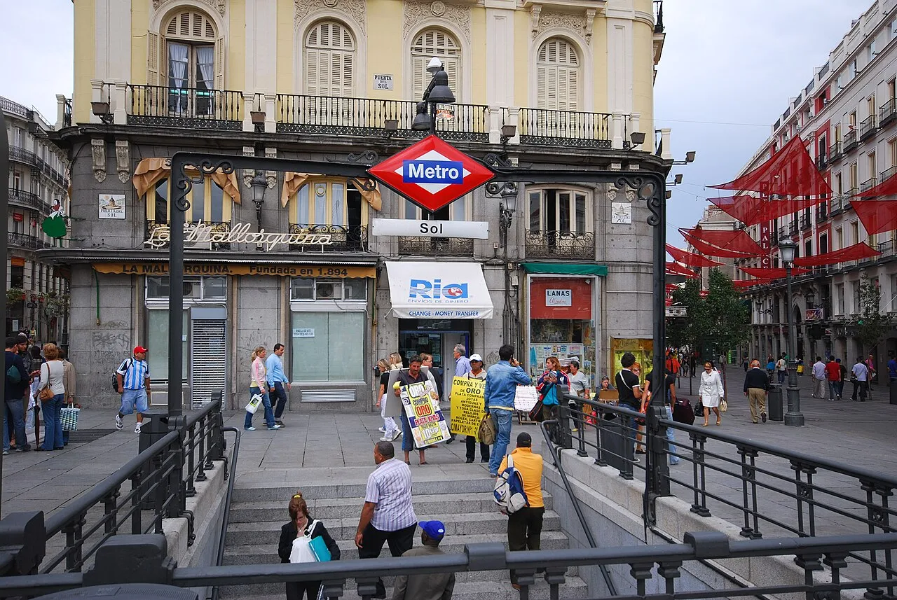 Ingang van metrostation Sol aan het plein Puerta del Sol in Madrid.