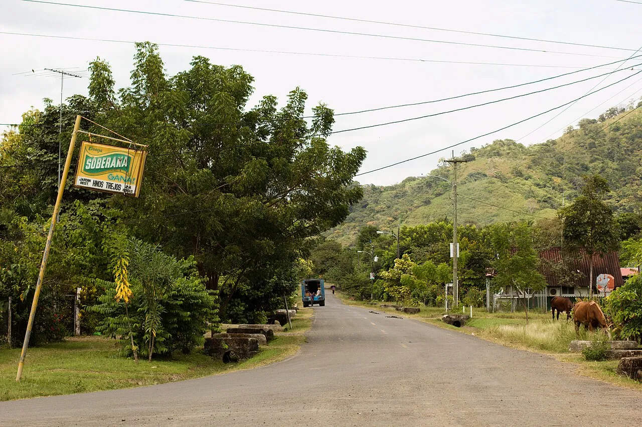 Straatbeeld van het dorp Cambutal in het district Tonosí, provincie Los Santos, dicht bij het epicentrum van de aardbeving in Panama.