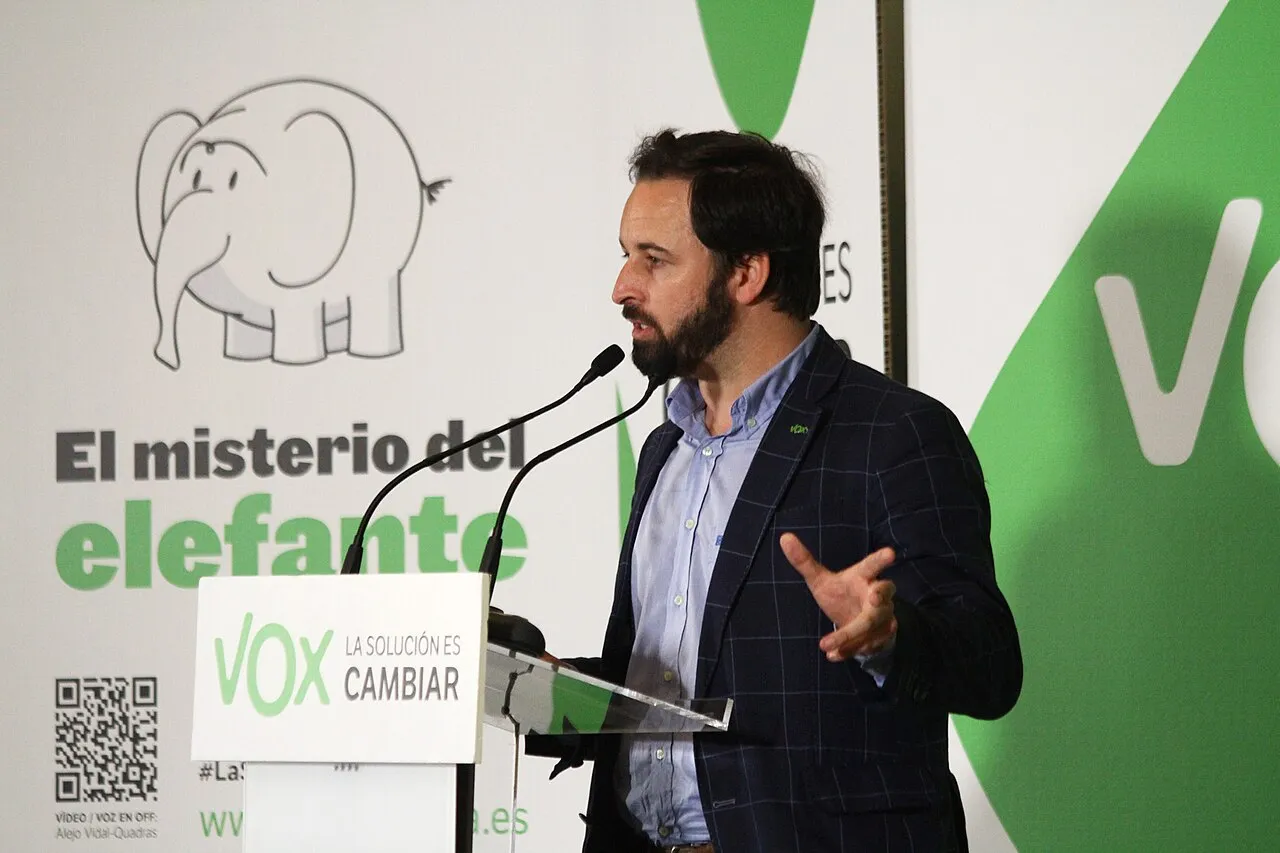 Vox-leider Santiago Abascal, die de Madrid-lijst van de partij aanvoert voor de verkiezingen van 29 november met Montse Lluis als nummer twee.