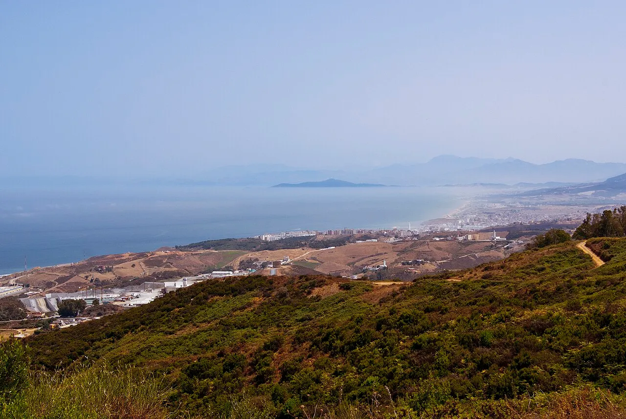 Luchtfoto van de grens tussen Ceuta en Marokko, met Ceuta op de voorgrond en Fnideq op de achtergrond