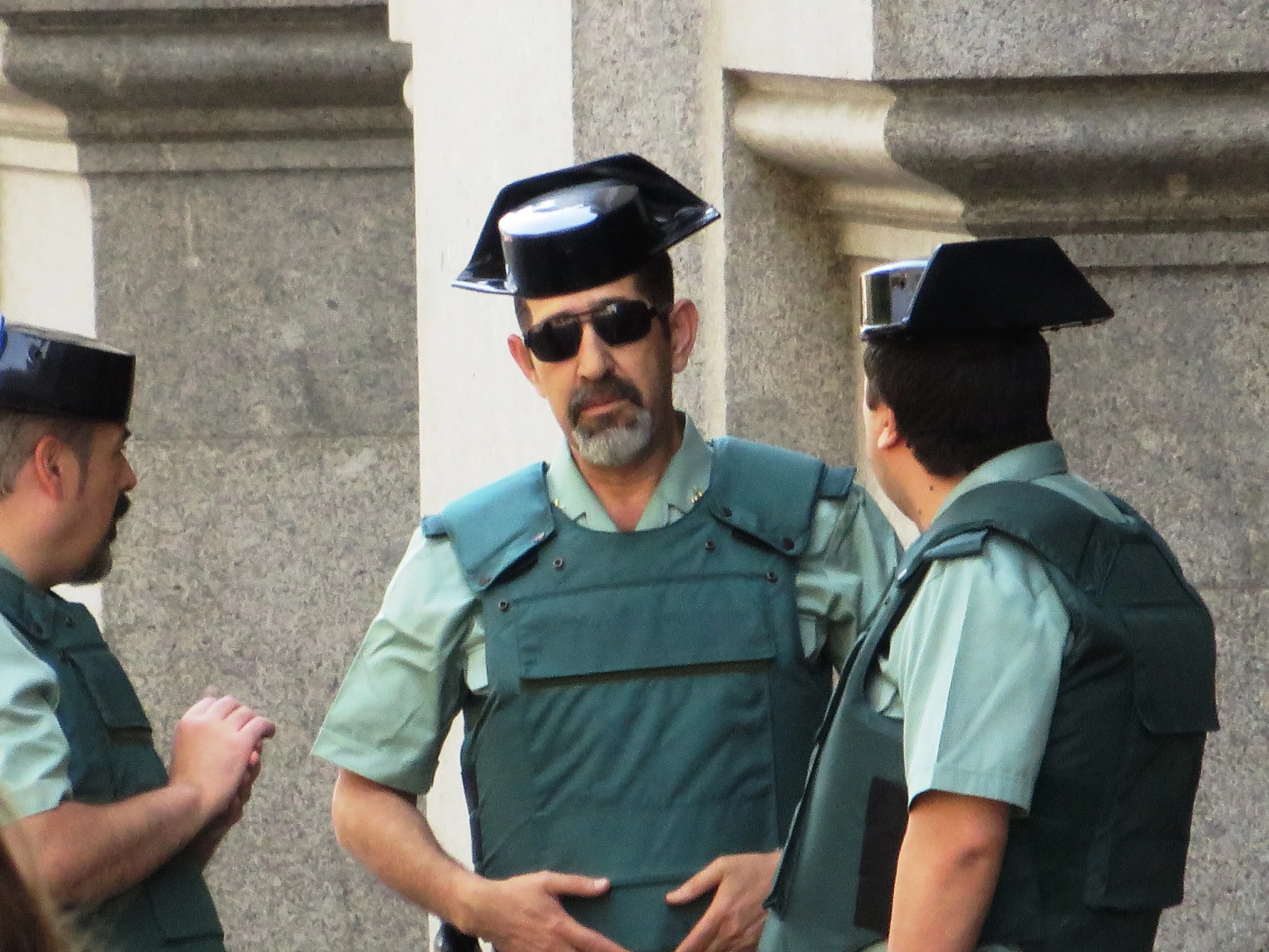 Drie agenten van de Guardia Civil met hun traditionele steekhoeden in Madrid.