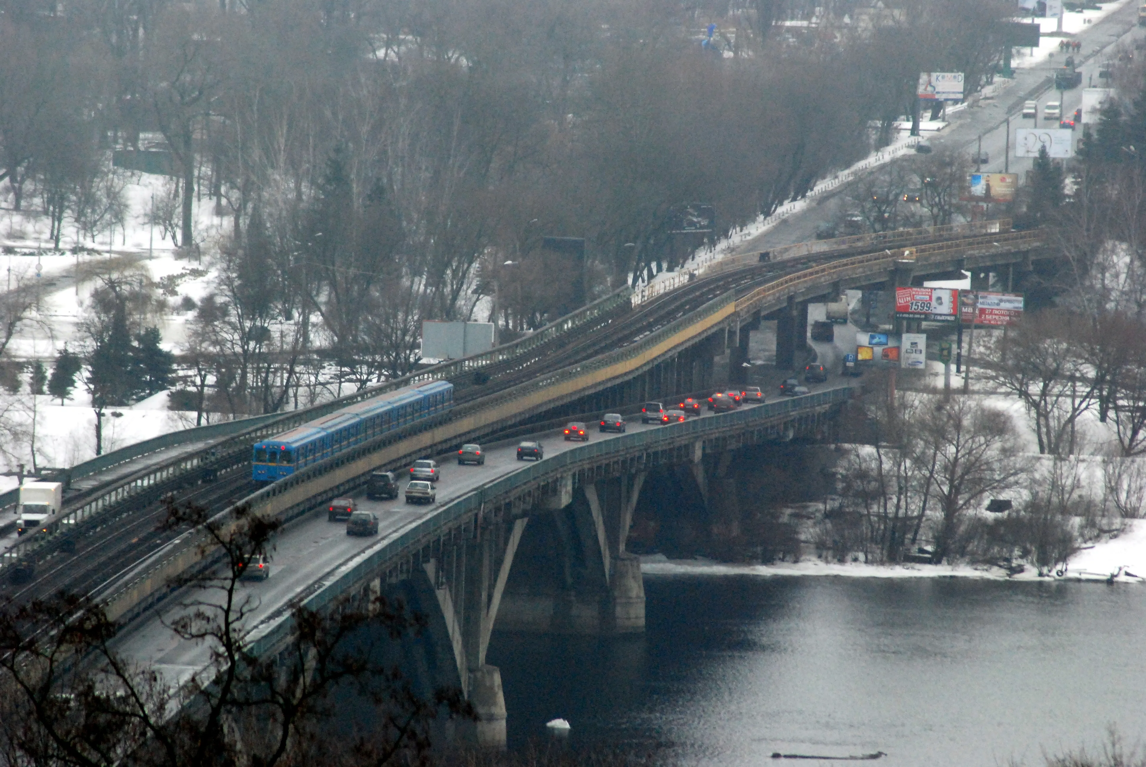 De Metrobrug over de Dnjepr in Kiev, een van de bruggen die doelwit zijn van Russische aanvallen.