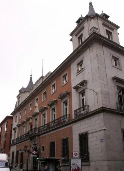 Gevel van het Spaanse ministerie van Justitie in Madrid, waar Sofía Puente de instructie over de wet van de kleinkinderen ondertekende.