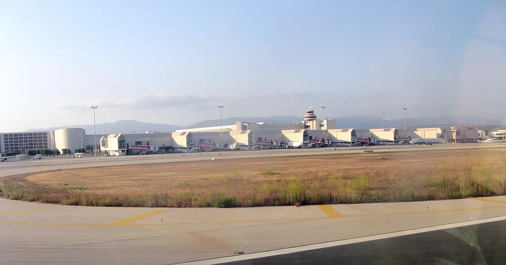 Slurven bij de luchthaven van Palma de Mallorca, waar DANA Adam het vliegverkeer verstoorde.