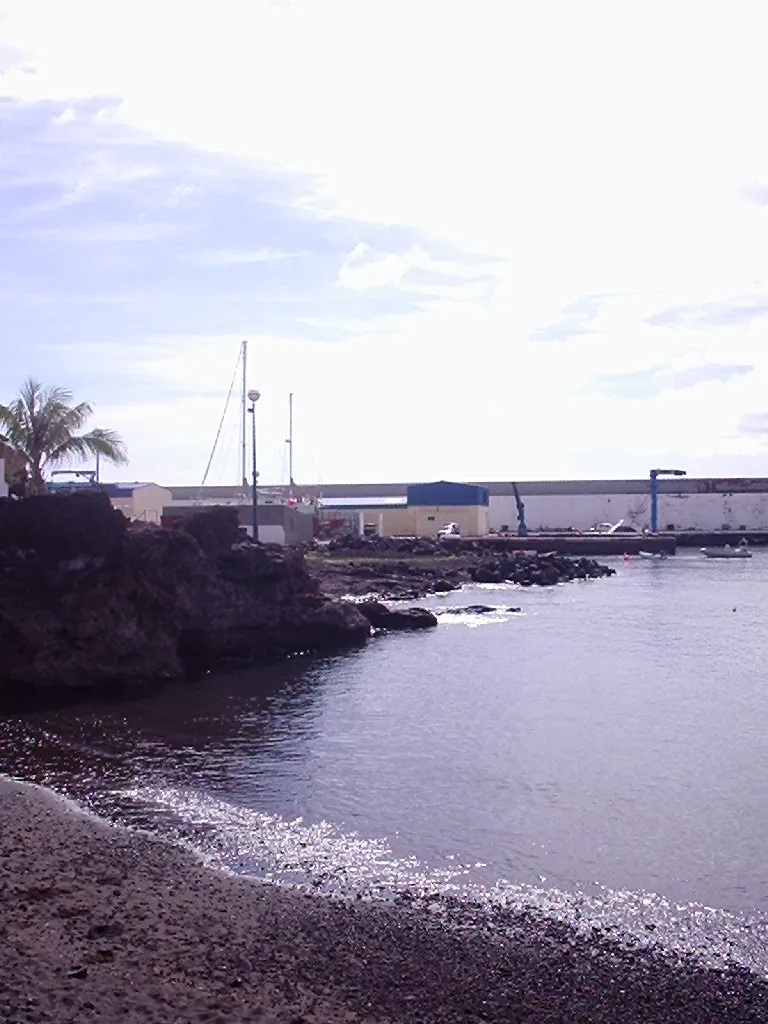 De vissershaven van La Restinga op El Hierro, waar geredde cayuco's aan land worden gebracht